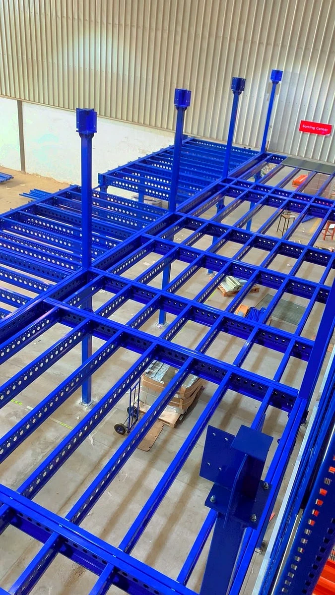 Adjustable pallet racking, boltless upright and beam